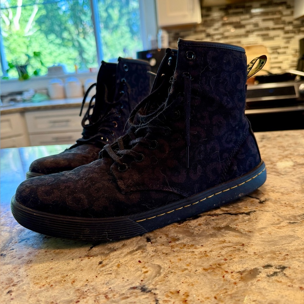 Dr. Martens Sheridan Boots Black Leopard Print Canvas size 9